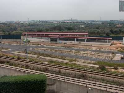 Dall�alto possiamo anche osservare la stazione ferroviaria in costruzione sulla linea Bari-Taranto